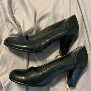 NWOT, black, round toe pump